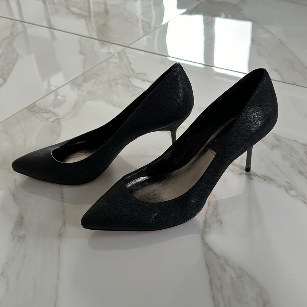 BCBG Max Azria genuine leather pumps court shoes kitten heel Size 7.5 NEW